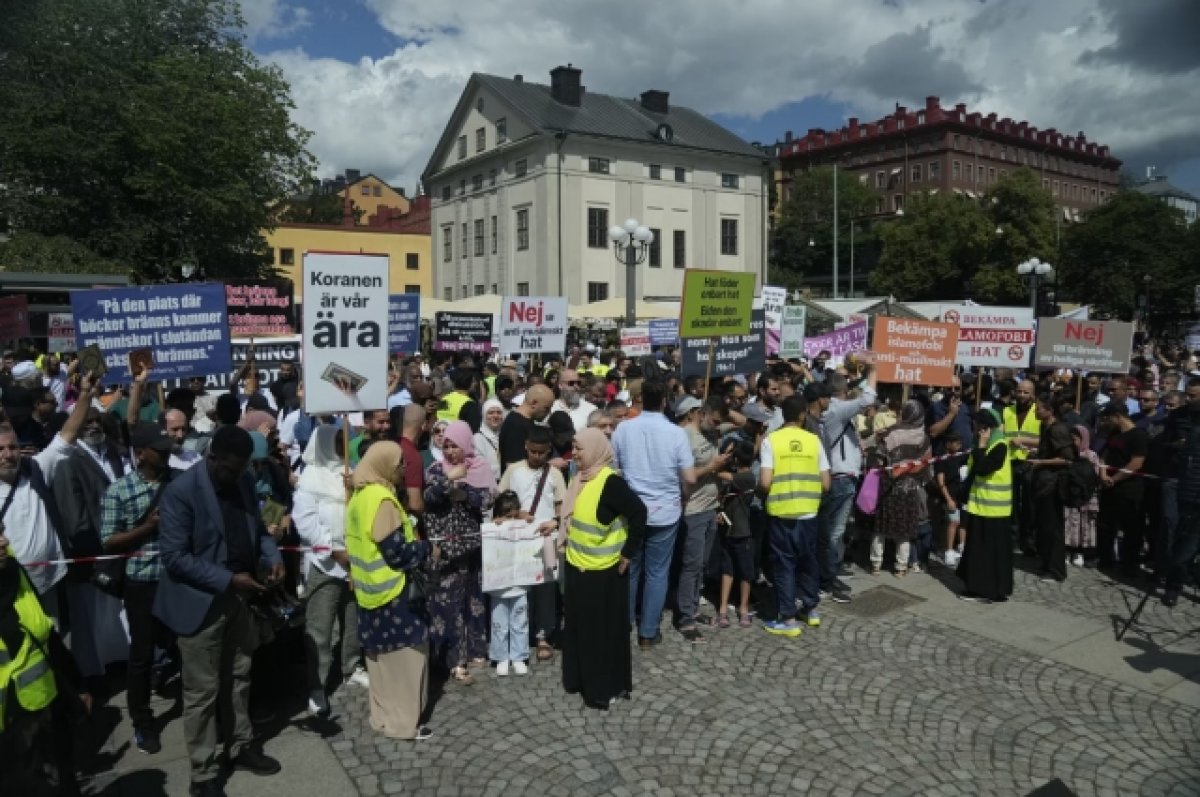 Мусульмане в Стокгольме проводят демонстрацию против сожжения Корана