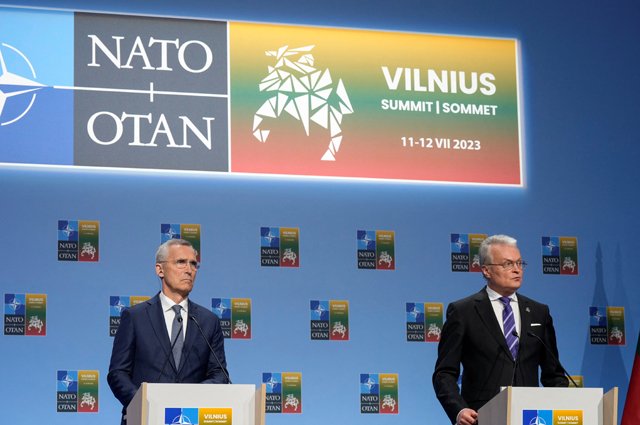 Генеральный секретарь НАТО Йенс Столтенберг (слева) и президент Литвы Гитанас Науседа на пресс-конференции перед саммитом лидеров НАТО в Вильнюсе, Литва, 10 июля.