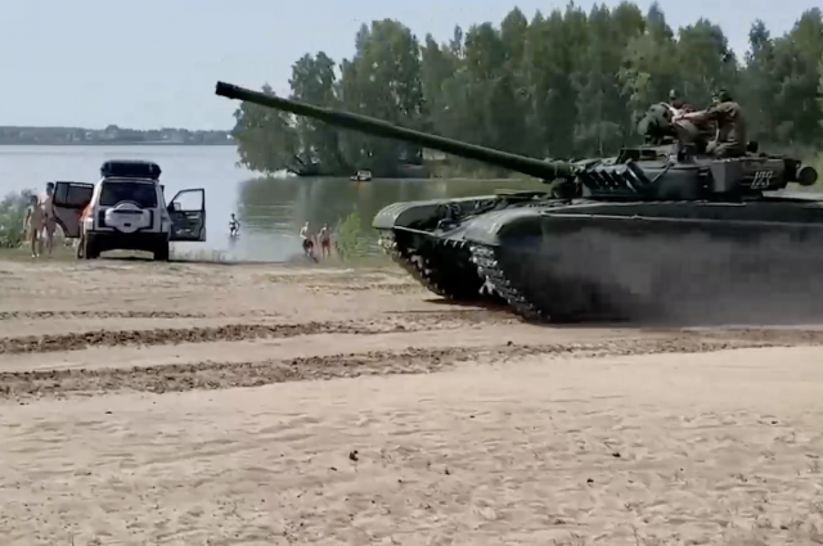 Мчащийся по пляжу в Тюмени танк попал на видео