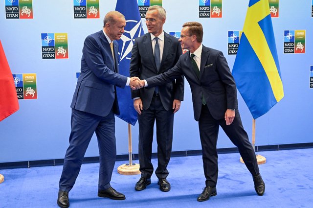 Слева направо: президент Турции Реджеп Тайип Эрдоган, генеральный секретарь НАТО Йенс Столтенберг, премьер-министр Швеции Ульф Кристерссон