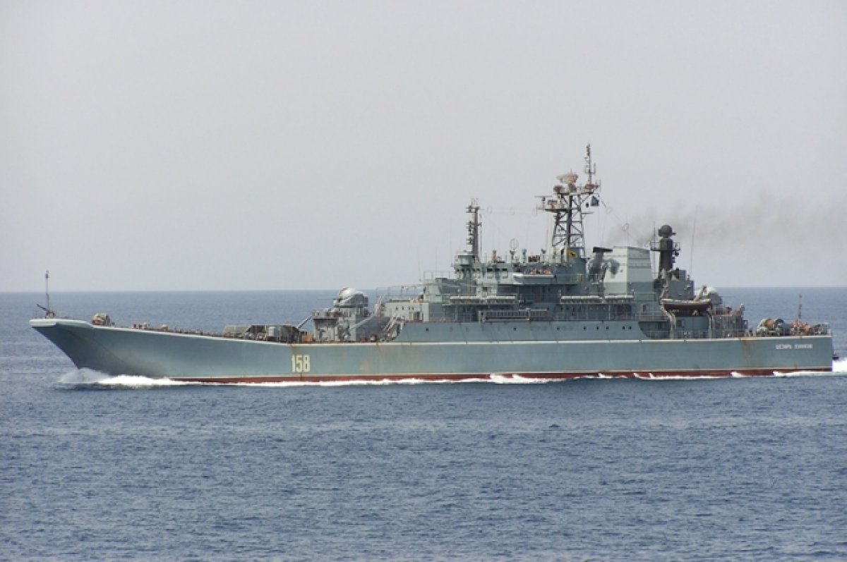 Корабли ВМФ начали переправлять автомобили через Керченский пролив