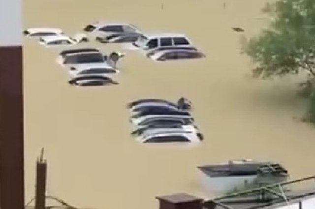 Автомобили в селе Ольгинка попросту ушли под воду.