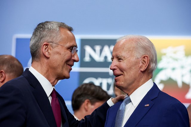 Генеральный секретарь НАТО Йенс Столтенберг (слева) и президент США Джо Байден на саммите НАТО в Вильнюсе