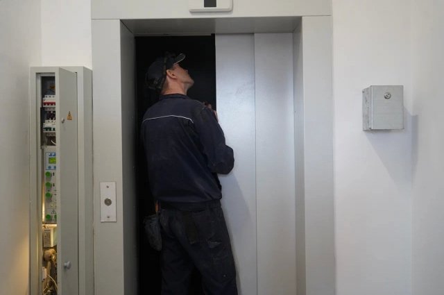 Контролёры, проверявшие виадук на Семафорной, застряли в лифте.
