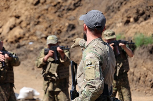 Иностранный инструктор тренирует солдат ВСУ