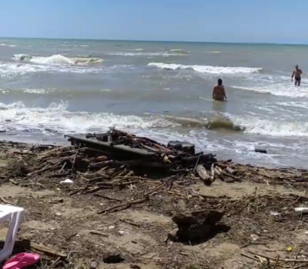 Пляж под Туапсе завален мусором и ветками. 