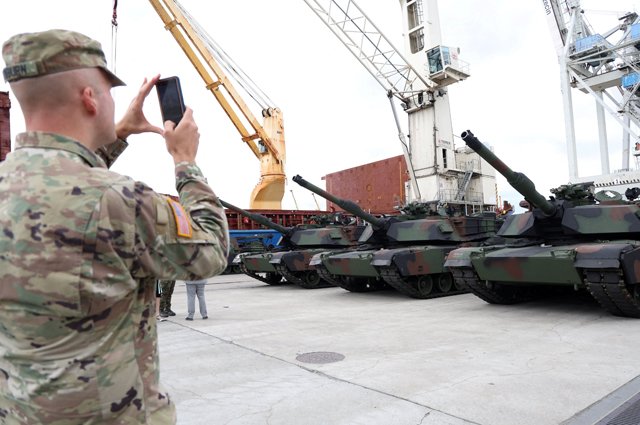 Первая рота американских танков Abrams M1A1 прибыла в Польшу