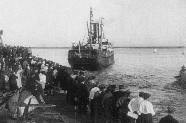16 июля 1933 года пароход «Челюскин» под командованием полярного капитана В. И. Воронина и начальника экспедиции члена-корреспондента АН СССР О. Ю. Шмидта отплыл из Ленинграда в Мурманск.