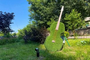 Декоративные музыкальные инструменты привлекают желающих сфотографироваться.