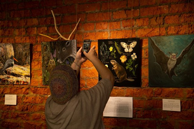 С порога гостей встречает выставка картин в разных техниках. 