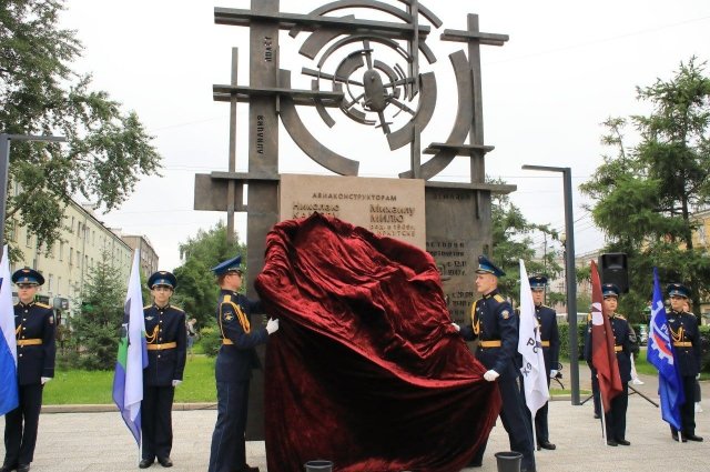 Памятник выполнен из бронзы с патиной.