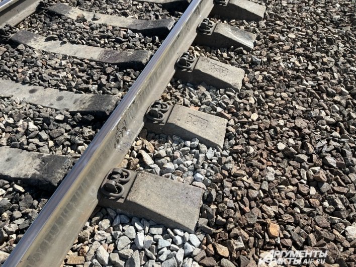 Сотрудники железной дороги называют чудом, что девочку не сбил поезд.