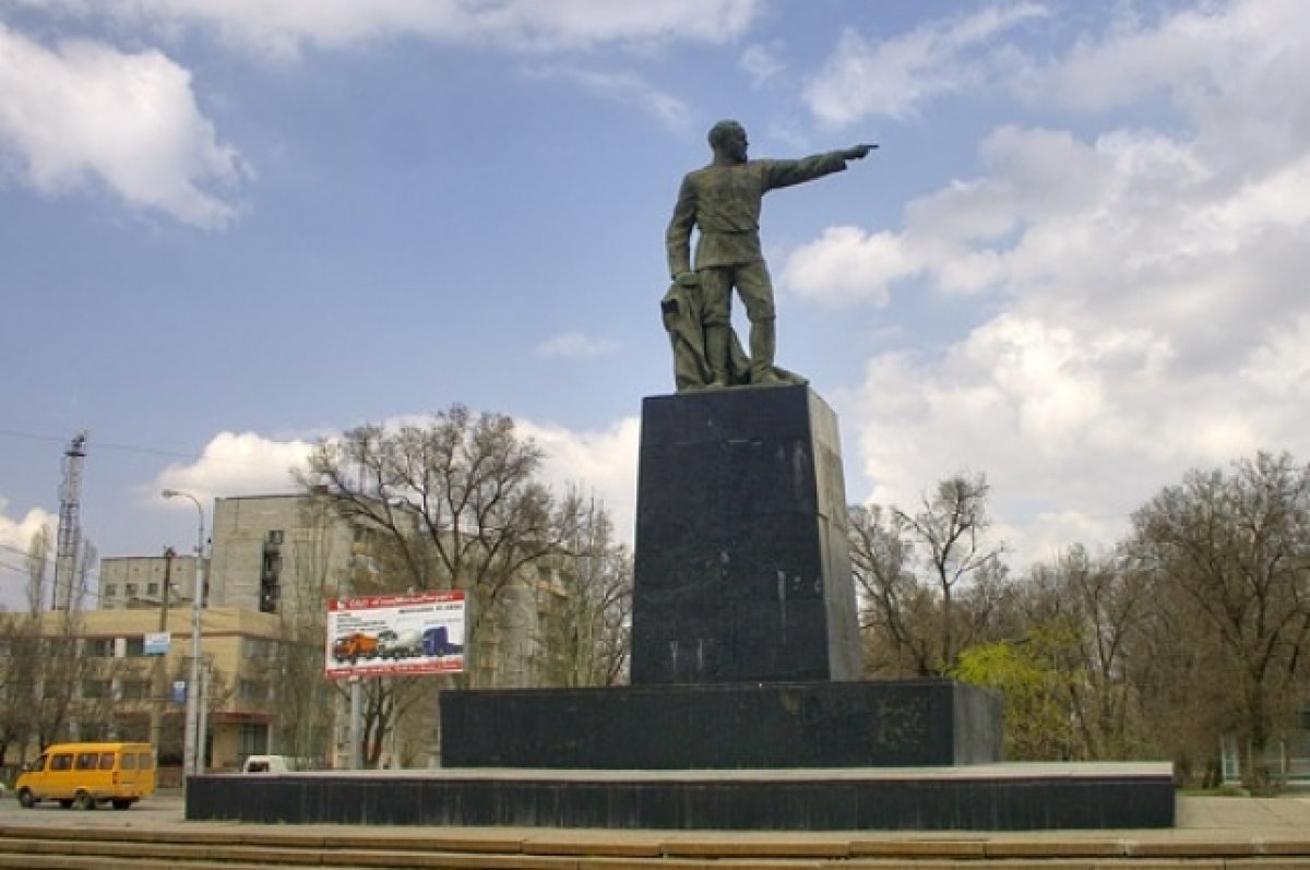 В Волгограде не нашлось желающих отремонтировать памятник Дзержинскому |  АиФ Волгоград