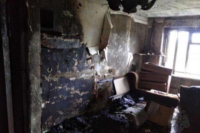 10 человек спасли на пожаре в пятиэтажке в Оренбурге.
