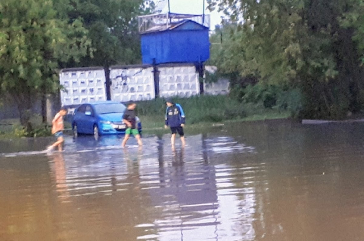 В Тюмени дети устроили игры в огромной луже | АиФ Тюмень