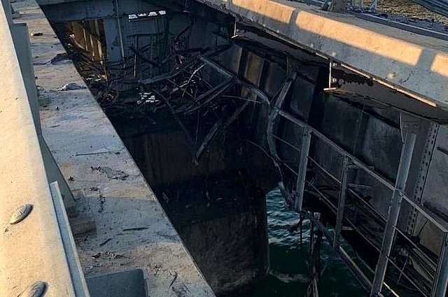Появляются кадры с места происшествия на Крымском мосту.