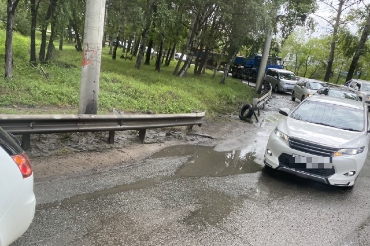 В Барнауле машина почти полностью провалилась в огромную дыру на асфальте