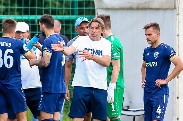 Эмоции главного тренера Сергея Юрана (на фото в центре) мотивируют футболистов.