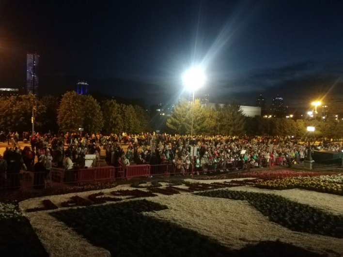 В Божественной литургии на площади у Храма-Памятника на Крови и крестом ходе приняли участие более 40 тысяч человек.