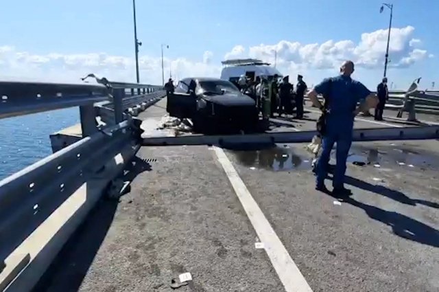 Сотрудники СК РФ на месте происшествия на Крымском мосту.