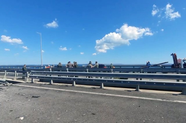 Сотрудники СК РФ на месте происшествия на Крымском мосту