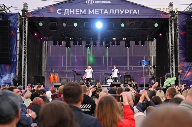 Помимо «Чиж & Co» гостей праздника радовали хитами певица Ольга Серябкина, а также дуэт Galibri & Mavik.