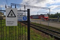 На железнодорожных станциях устанавливают ограждения вдоль путей, ставят специальные переходы с сигнальным звуковым оповещением о движении поезда.