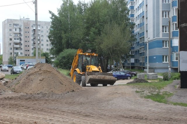 Во дворе на ул. Сахарова расширяют парковку.