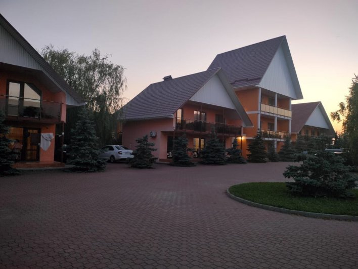 База отдыха, обозначенная как ПВР, в районе Феодосии. За двухкомнатный номер придется выложить 4 тысячи рублей в сутки.