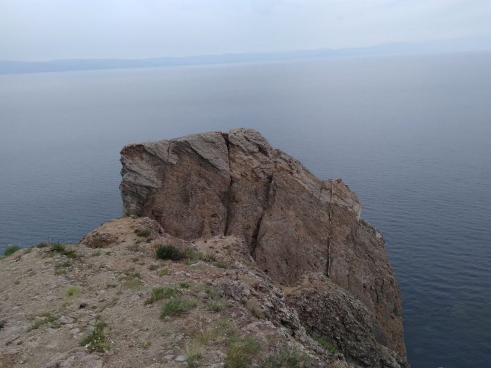Тот самый мыс Хобой. Слева виднеется Иркутская область, а сели повернуться направо - можно разглядеть бурятский берег.