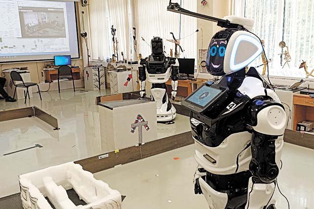 В специальной лаборатории студенты учатся управлять роботами удалённо.