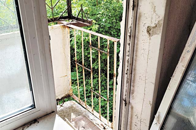 Из опустевших квартир выносят окна, двери, спиливают в них все металлические конструкции.