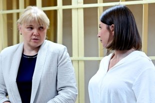 Блогер Елена Блиновская (справа) и ее адвокат Наталья Сальникова в Пресненском суде Москвы.