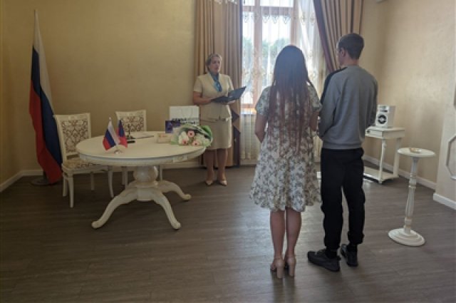 Перед службой пара решила заключить брак. 