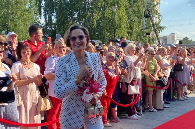 Ирина Купченко облачилась в светлый костюм.