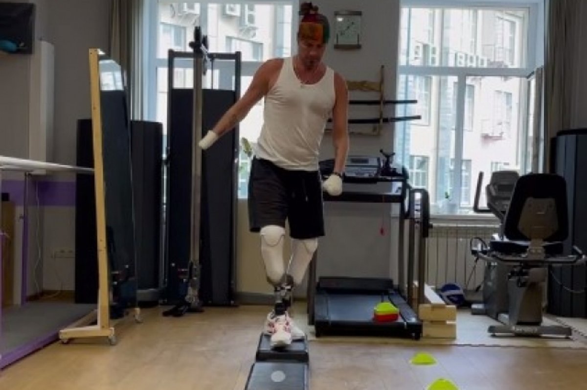 Костомаров показал, как он учится сохранять равновесие на протезах