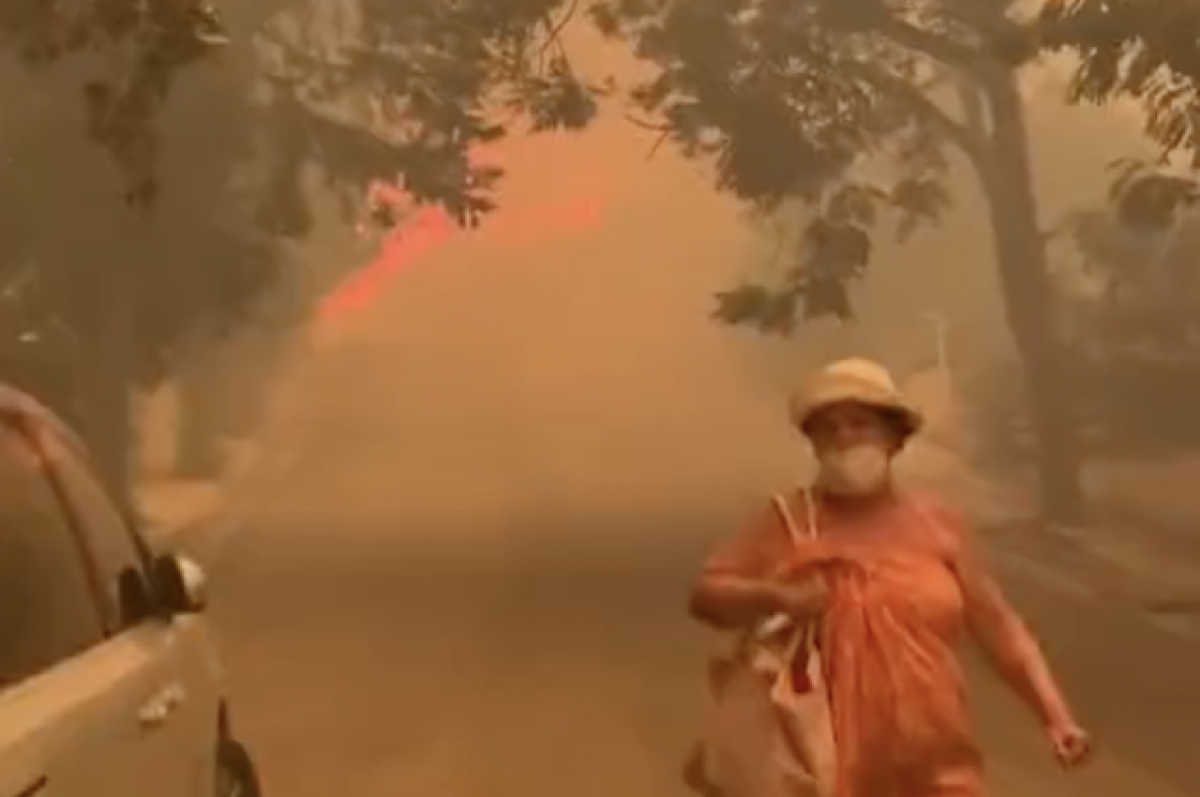 Туристов эвакуируют из-за сильных пожаров на греческом острове Родос
