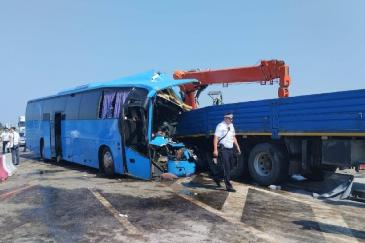 Автобус Махачкала – Ростов попал в лобовую аварию с «КАМАЗом»