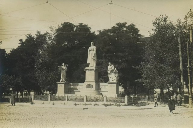 Памятник княгине Ольге, Киев, Российская империя, 1908 г. На постаменте надпись: «Сия первая вниде в Царство Небесное от Руси, сию бо хвалят рустие сынове яко начальницу».