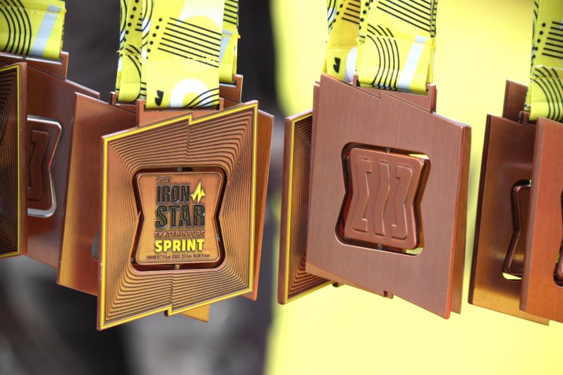 Каждому финишировавшему вручалась медаль с символикой 300-летнего юбилея Екатеринбурга и указанием пройденной дистанции.