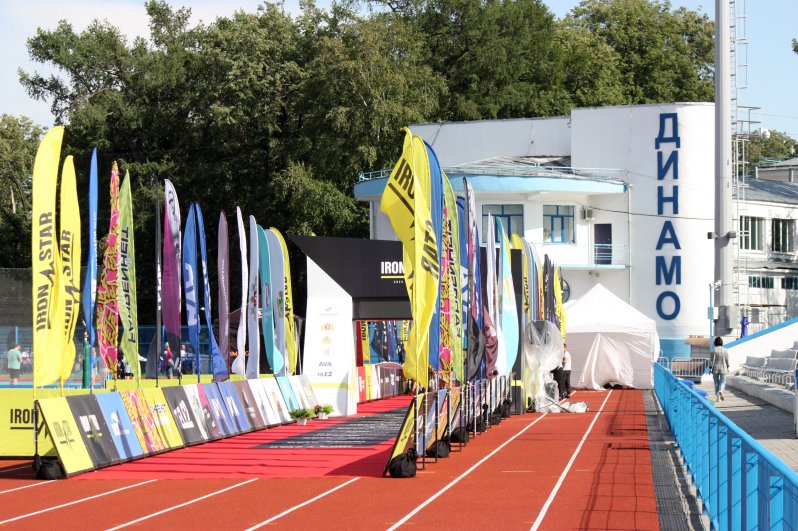 Финишные ворота на стадионе «Динамо» - конечная точка всех дисциплин IRONSTAR EKATERINBURG.
