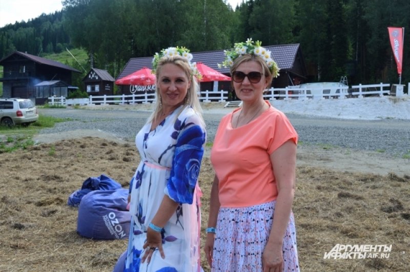 Гости были не только из Кузбасса. Девушки на фото, например, приехали из Барнаула поддержать любимую группу 