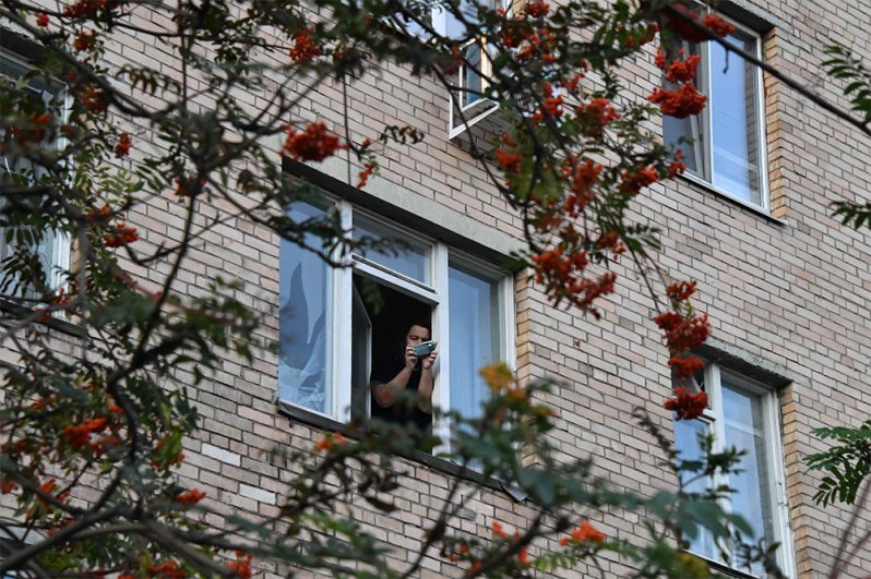 Жительница дома, пострадавшего в результате атаки беспилотника на Комсомольском проспекте в Москве.