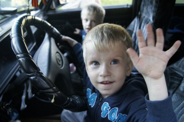 Особенно сложно дети переносят длительные поездки на автомобиле.