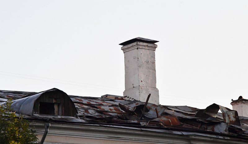 Поврежденная беспилотником крыша дома на Комсомольском проспекте в Москве.