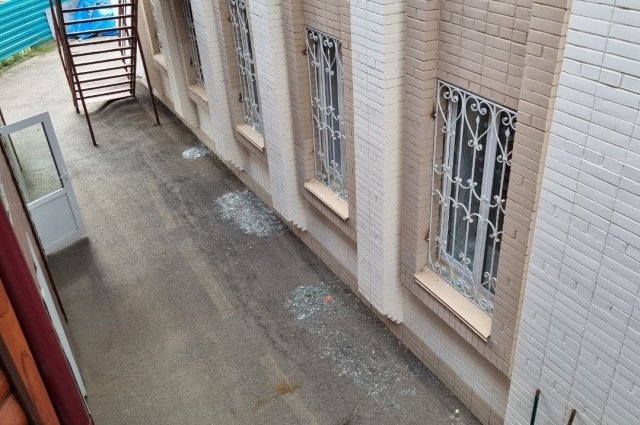 Мужчина ворвался в здание и начал бить окна.
