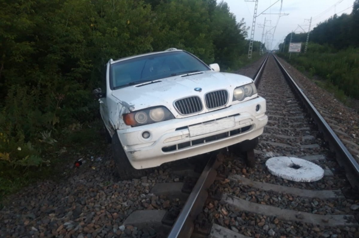 В Новосибирске обнаружили брошенный на железной дороге BMW X5 | АиФ  Новосибирск