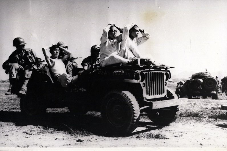 Джип с морскими пехотинцами Соединенных Штатов и тремя северокорейскими военнопленными после зачистки аэродрома Кимпхо.