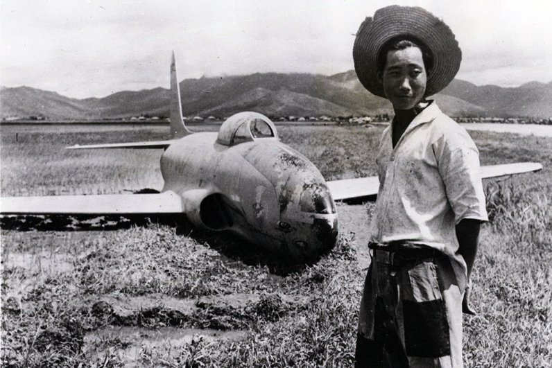 1964 год. Поврежденный в бою реактивный истребитель F-80 на рисовом поле в Южной Корее.