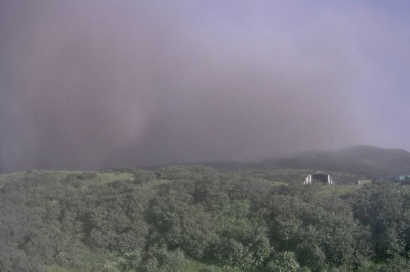 Но при юго-восточном ветре, шлейф может накрыть пепловым облаком Северо-Курильск.